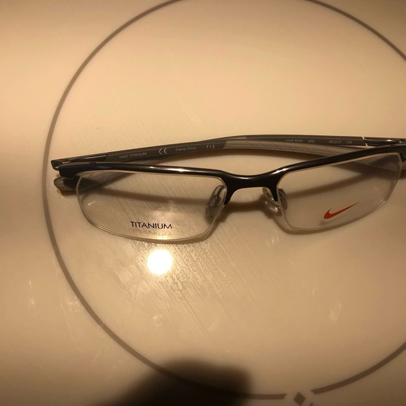 Ultra-light Nike Men’s Eyeglasses - Picture 3 of 3